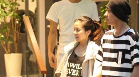 Chau Du Dan lan dau xuat hien ben vo bau 6 thang hinh anh