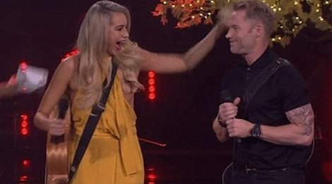 Thi sinh The Voice lo nguc tren song truc tiep hinh anh