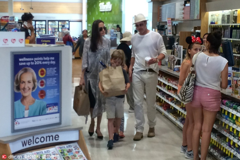 Angelina Jolie va Brad Pitt ben nhau anh 3