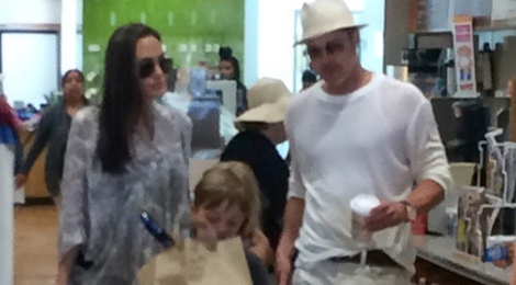 Angelina va Brad Pitt ben nhau mung sinh nhat con hinh anh