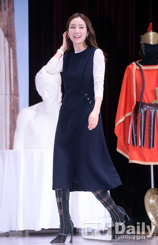 Gu thoi trang Choi Ji Woo anh 6