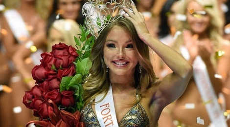 Hoa hau Hooters quoc te so roi vuong mien khi dang quang hinh anh