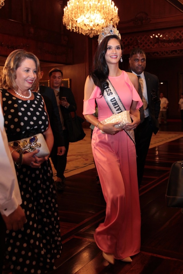 Hoa hậu Hoàn vũ diện kiến tân Tổng thống ảnh 2 Hoa hau Hoan vu dien kien tan Tong thong anh 2