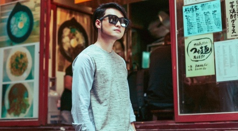 Ca si Quang Vinh dao pho voi 5 set do don gian hinh anh