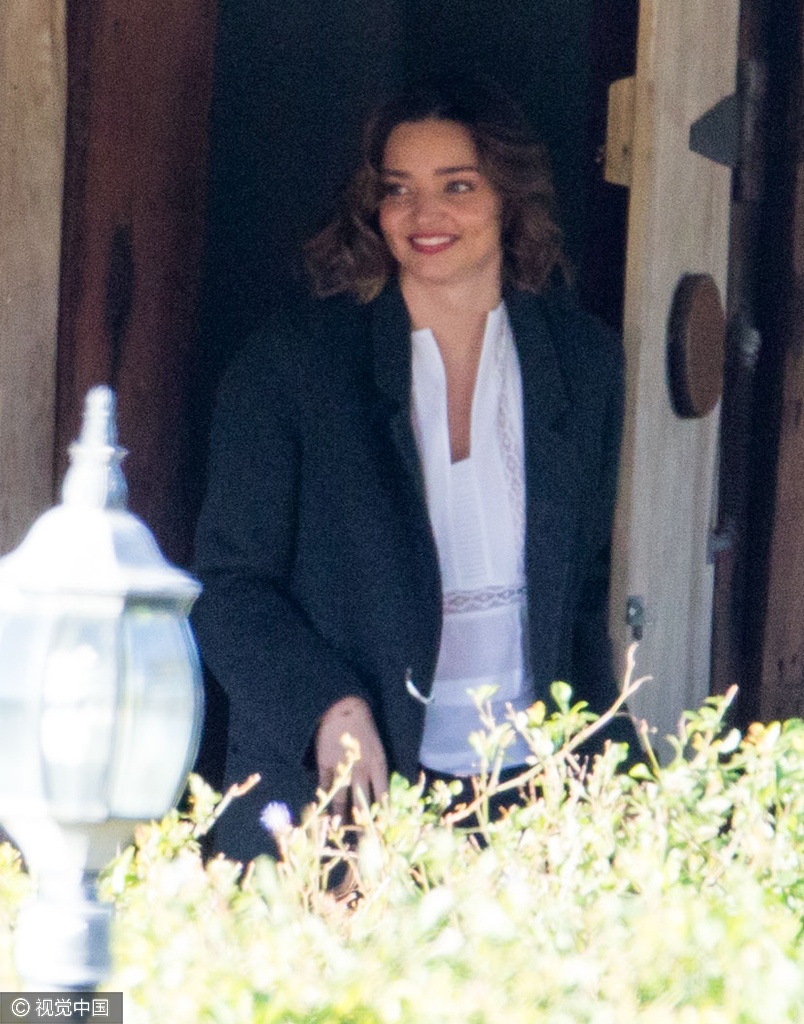 Miradan Kerr va Evan Spiegel ra mat gia dinh anh 1