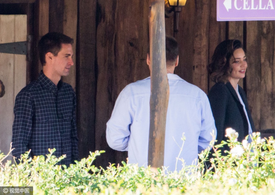 Miradan Kerr va Evan Spiegel ra mat gia dinh anh 3