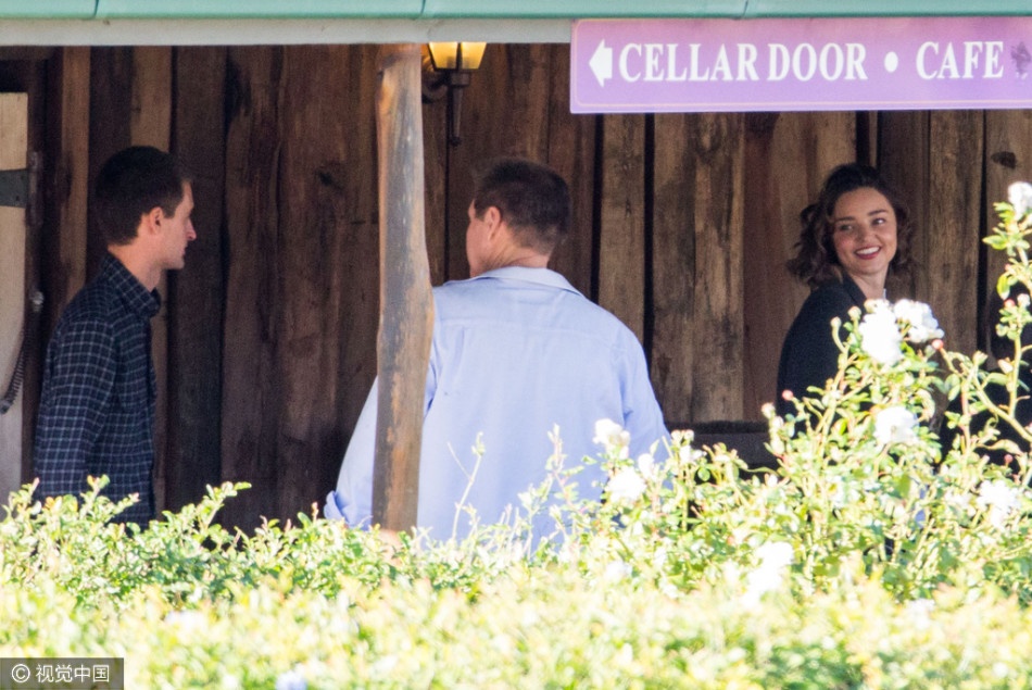 Miradan Kerr va Evan Spiegel ra mat gia dinh anh 4