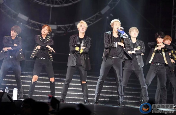 BTS gap su co san khau anh 3