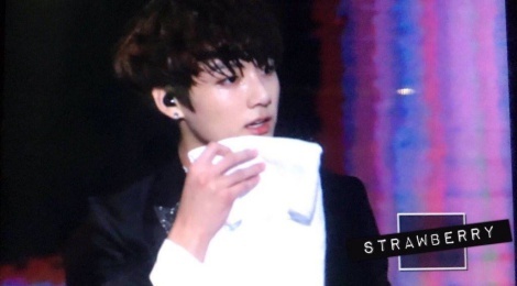 Nhom nhac Kpop gap su co ngat xiu, rach ao khi bieu dien hinh anh