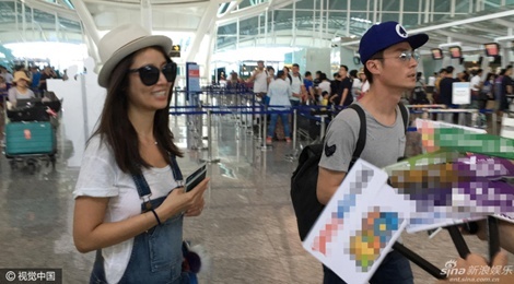 Vo chong Lam Tam Nhu va khach moi bo pho roi Bali hinh anh