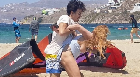Them loat anh Lindsay Lohan bi hon phu danh giua bai bien hinh anh