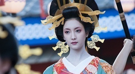 Sao nu mac trang phuc, phu kien nang gan 30 kg de quay phim hinh anh