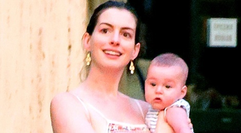 Anne Hathaway lan dau xuat hien ben con trai hinh anh