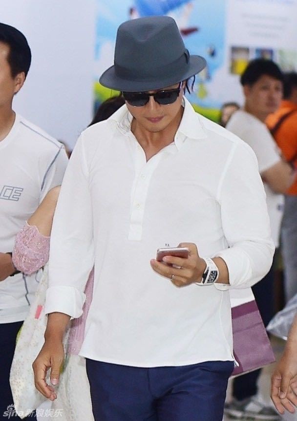 Vo chong Bae Yong Joon di rieng anh 1