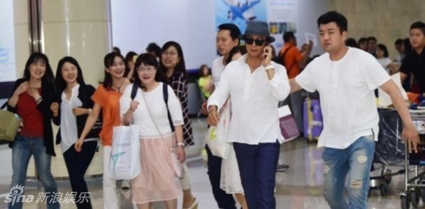 Vo chong Bae Yong Joon di rieng anh 6