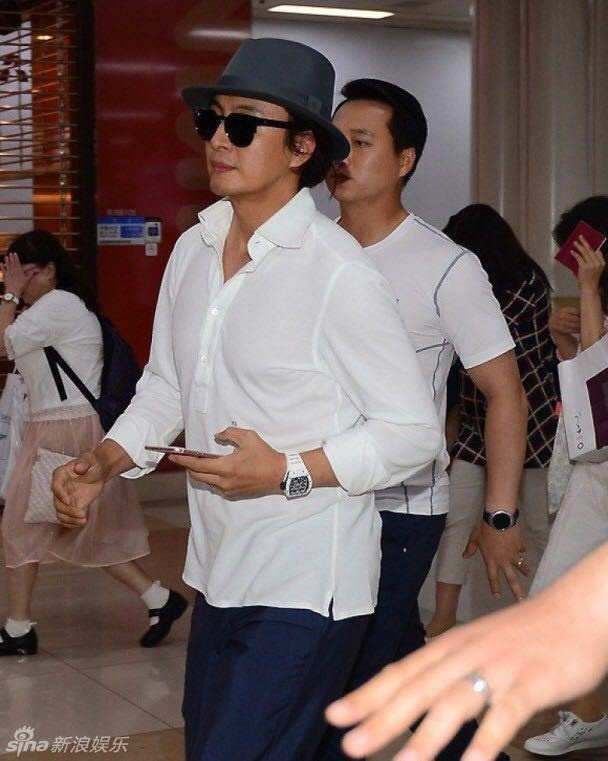 Vo chong Bae Yong Joon di rieng anh 2