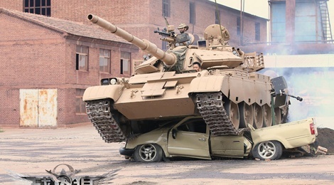 Ngo Kinh lai xe tang nghien nat oto trong phim moi hinh anh