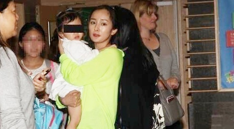 Duong Mich lan dau dua con gai di hoc hinh anh