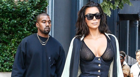 Kim Kardashian dao pho voi trang phuc 'tham hoa' hinh anh