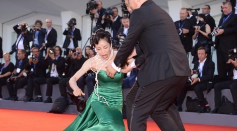 Sao nu 'Thieu Lam Tu' cuong dieu khi bi nga tren tham do hinh anh