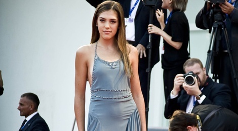 Con gai sao 'Rambo' dien vay khong noi y tren tham do Venice hinh anh