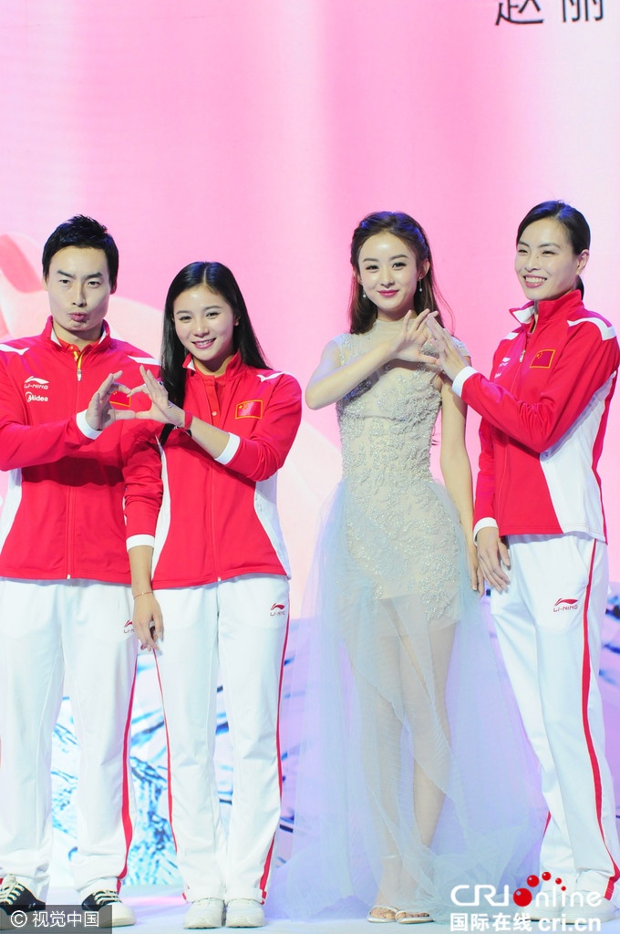 Trieu Le Dinh gap su co trang phuc anh 3