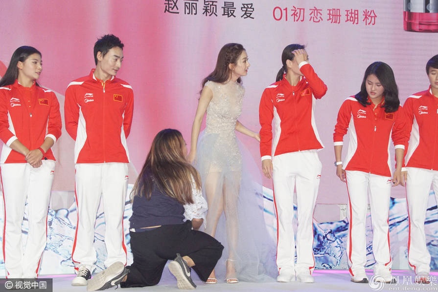 Trieu Le Dinh gap su co trang phuc anh 8