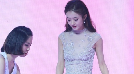 Trieu Le Dinh gap su co voi vay xuyen thau ngay tai san khau hinh anh