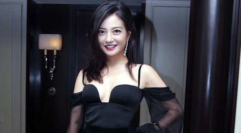 Trieu Vy bi che bai khi dien mot vay xe goi cam hinh anh