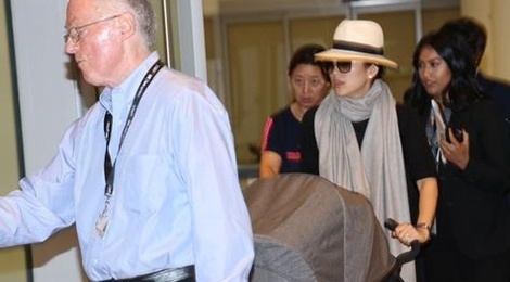 Tu Di giau kin con gai o san bay Toronto hinh anh