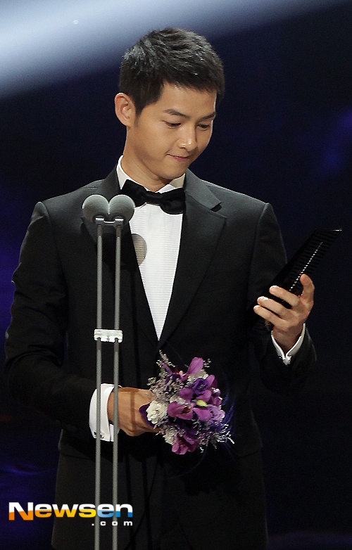 Nha Phuong,  Song Joong Ki nhan giai anh 5