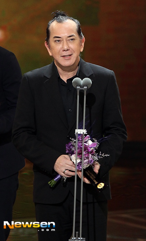 Nha Phuong,  Song Joong Ki nhan giai anh 4