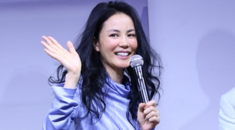 Vuong Phi bi la o vi ve show dien dat hon iPhone 7 hinh anh