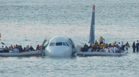 Hinh anh chua tung cong bo vu may bay ha canh giua song hinh anh