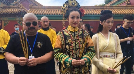 Doan phim Trung Quoc bi to ep dien vien dong canh phong the hinh anh