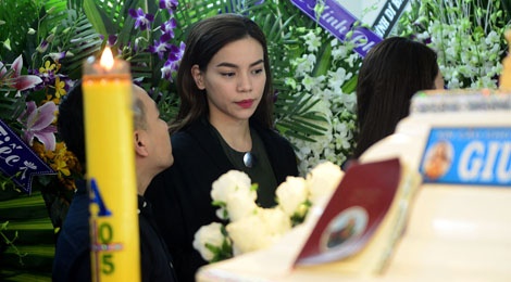 Nghe si Viet tiep tuc den vieng Minh Thuan toi 19/9 hinh anh