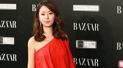 Lam Tam Nhu dang mang bau van uong ruou, di giay cao got hinh anh