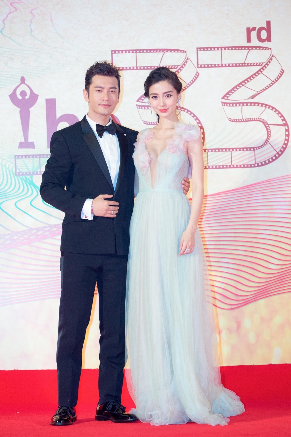 Angelababy nhan giai tai LHP Kim Ke Bach Hoa anh 1