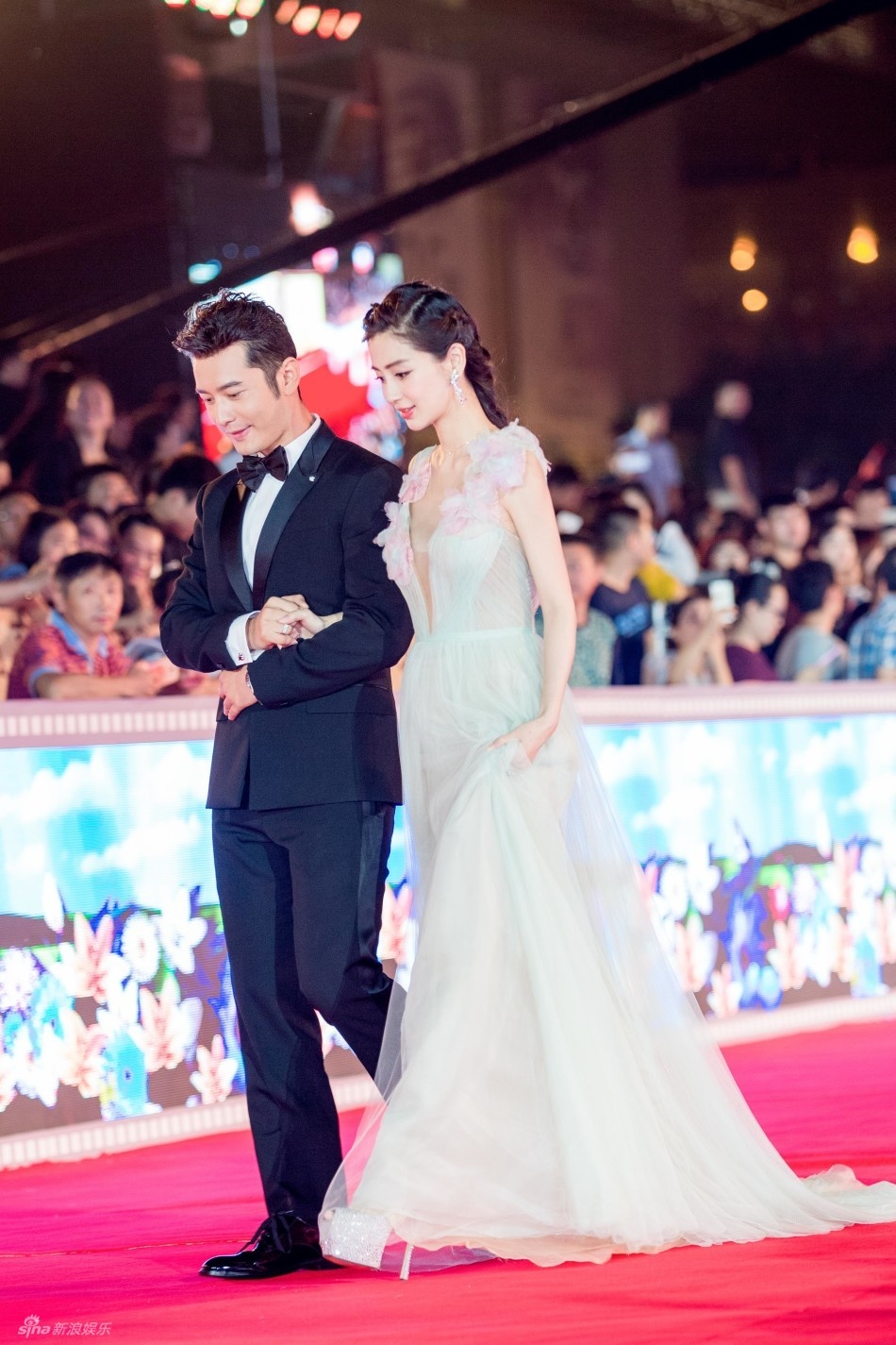 Angelababy nhan giai tai LHP Kim Ke Bach Hoa anh 2