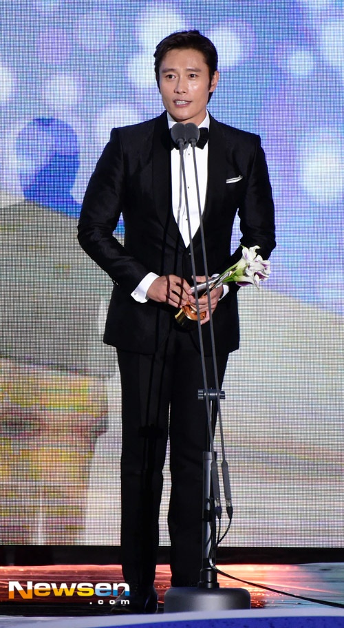 Song Joong Ki thang giai anh 9