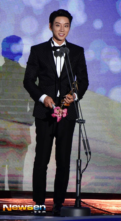 Song Joong Ki thang giai anh 10