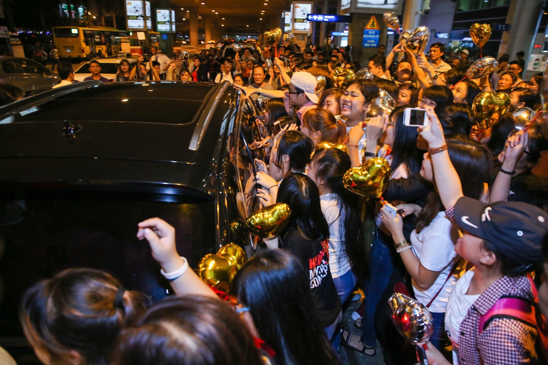 My Tam bi bua vay tai san bay anh 7