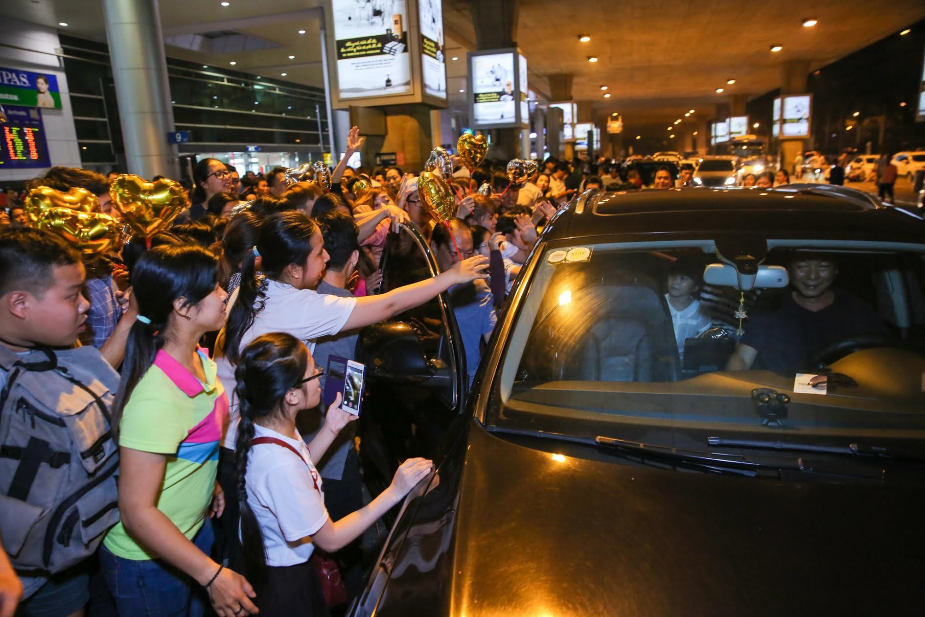 My Tam bi bua vay tai san bay anh 8