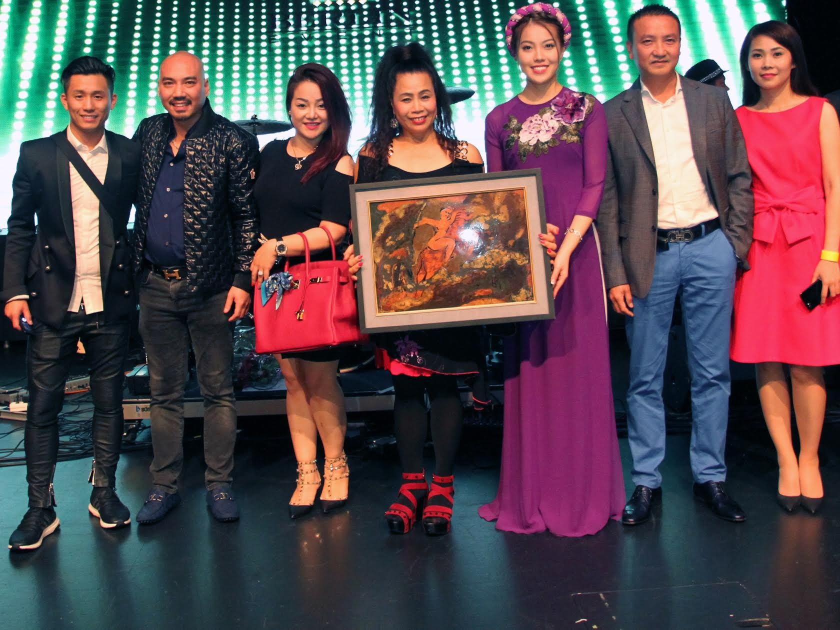 A hau Thuy Hang dau gia tu thien anh 1