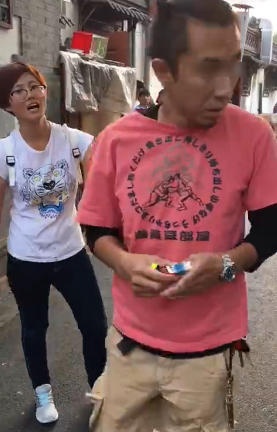 Ca sĩ Trung Quốc bị túm tóc đánh giữa phố ảnh 2 Ca si Trung Quoc bi tum toc danh giua pho anh 2