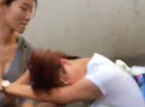 Clip sao nu Trung Quoc bi danh toi tap giua pho gay phan no hinh anh