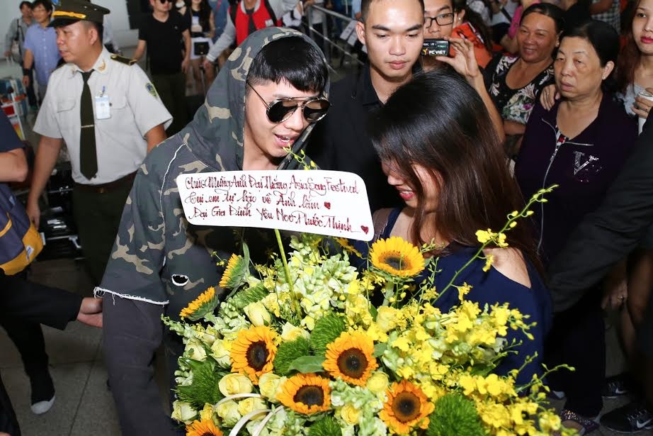 Noo Phuoc Thinh ve nuoc anh 6