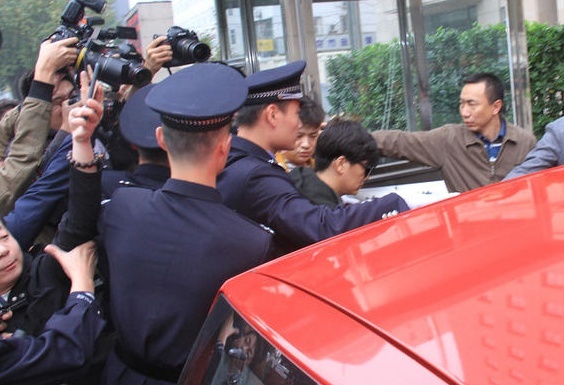 Canh hon loan khi sao 'Thien ha vo tac' xuat hien o toa an hinh anh