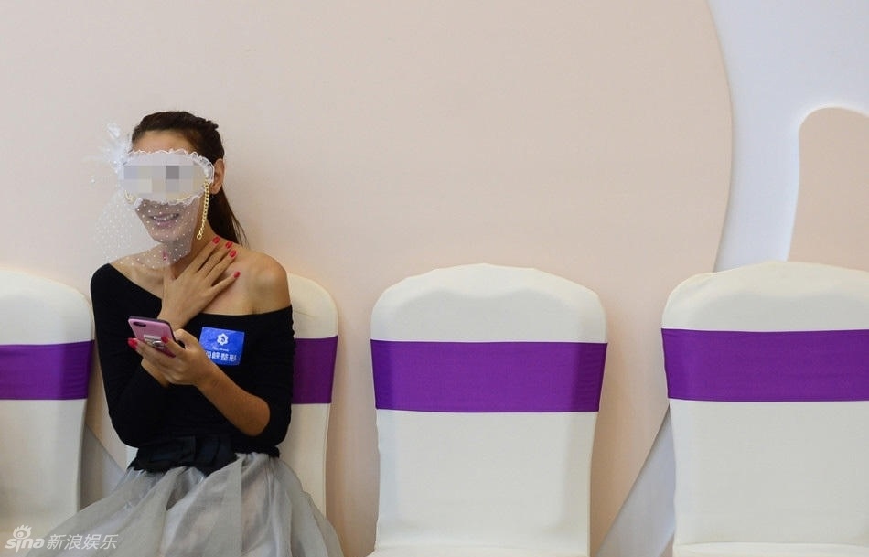 Nguoi mau Trung Quoc truc tiep phau thuat nguc anh 1