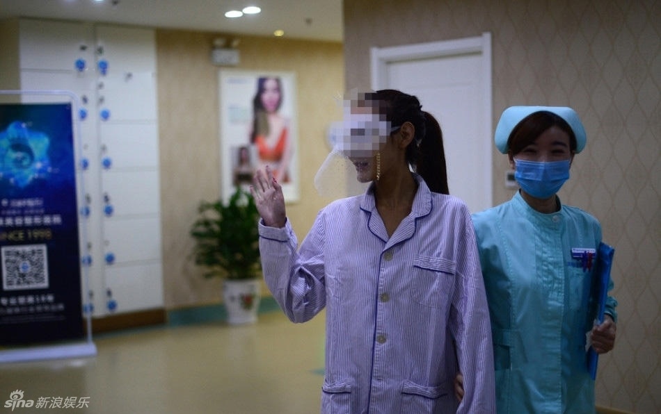 Nguoi mau Trung Quoc truc tiep phau thuat nguc anh 2